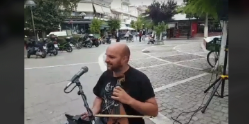 Ευχάριστη έκπληξη σήμερα το πρωί στην πλατεία της Πτολεμαΐδας: Κρητικά ηχοχρώματα από μουσικό του δρόμου αυτή την στιγμή στην πόλη
