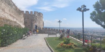 Πρόσκληση για μία βόλτα στην πιο “γοητευτική “συνοικία της Θεσσαλονίκης τα ΚΑΣΤΡΑ , το “μπαλκόνι” της πόλης με θέα τον Θερμαϊκό ! (ρεπορτάζ της Κούλας Πουλασιχίδου)