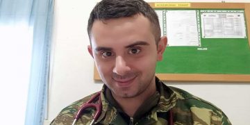 Οπλίτης γιατρός από την Κοζάνη έσωσε 60χρονο Ουαλό στο Βόλο