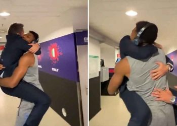 Eurobasket 2022: Viral η αγκαλιά του προπονητή της Ιταλίας στον Γιάννη Αντετοκούνμπο (βίντεο)