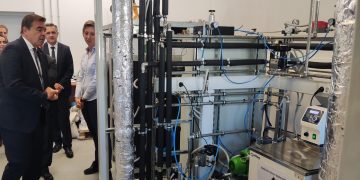 Εντυπωσιασμένος από τις εγκαταστάσεις του ΕΚΕΤΑ/ΙΔΕΠ στην Πτολεμαίδα εμφανίστηκε ο Αντιπρόεδρος της Ευρωπαϊκής Επιτροπής Μ. Σχοινάς