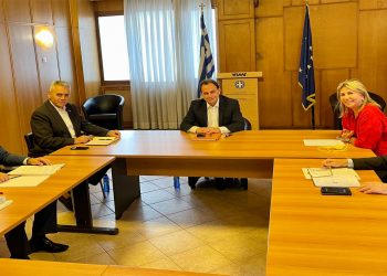 Συνάντηση Βουλευτών με τον ΥΠΑΑΤ Γιώργο Γεωργαντά για το πρόβλημα προώθησης των μήλων σε αγορές