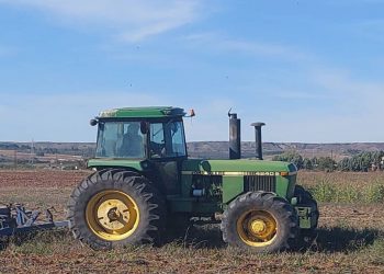 Συνεχίζονται με εντατικούς ρυθμούς οι φθινοπωρινές αγροτικές εργασίες με τα γεωργικά μηχανήματα, στον κάμπο της Πτολεμαΐδας. (της Κούλας Πουλασιχίδου)