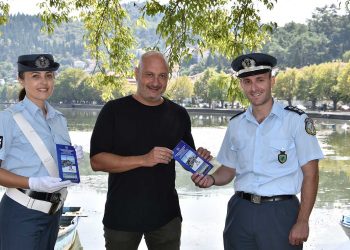 Καστοριά: Αστυνομικοί διένειμαν ενημερωτικά φυλλάδια για την ασφαλή μετακίνηση με ηλεκτρικά οχήματα