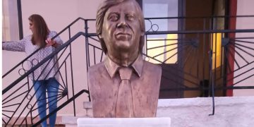 Μέσα σε κλίμα συγκίνησης έγιναν τα αποκαλυπτήρια της προτομής του αείμνηστου Πόντιου καλλιτέχνη Χρύσανθου στην Οινόη Κοζάνης