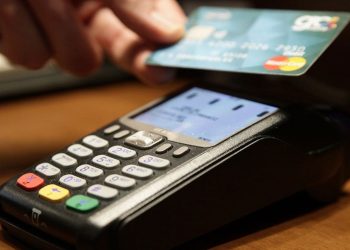 Υδραυλικός με… κάρτα: Aναλυτικά τα επαγγέλματα που γίνεται υποχρεωτική η χρήση POS