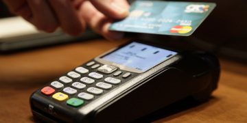 Υδραυλικός με… κάρτα: Aναλυτικά τα επαγγέλματα που γίνεται υποχρεωτική η χρήση POS