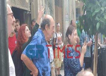 Κόκκινο Ποτάμι: Ποντιακοί χοροί στο κέντρο της Θεσσαλονίκης υπό το βλέμμα του Μ. Μανουσάκη (Video)