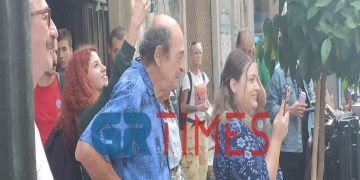 Κόκκινο Ποτάμι: Ποντιακοί χοροί στο κέντρο της Θεσσαλονίκης υπό το βλέμμα του Μ. Μανουσάκη (Video)