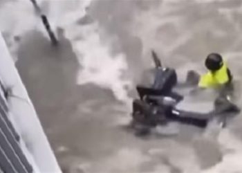 Κακοκαιρία στη Θεσσαλονίκη: Διανομέας παρασύρεται από τα ορμητικά νερά