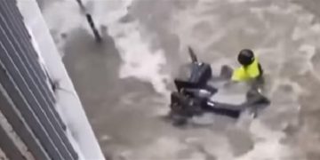 Κακοκαιρία στη Θεσσαλονίκη: Διανομέας παρασύρεται από τα ορμητικά νερά