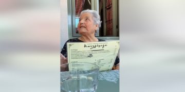 “Ατο το #σως ντο εν;” – Η απίθανη γιαγιά που διαβάζει τον κατάλογο με τα φαγητά στην “Κανελόριζα”