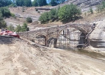 Ξεκίνησαν οι εργασίες για τη συντήρηση του πέτρινου γεφυριού της Σβόλιανης στο Βόιο