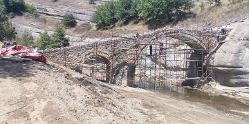Ξεκίνησαν οι εργασίες για τη συντήρηση του πέτρινου γεφυριού της Σβόλιανης στο Βόιο