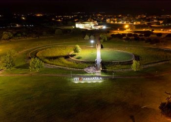 Όμορφες νυχτερινές εικόνες από την πινακίδα ΠΤΟΛΕΜΑΪΔΑ στο πάρκο εκτάκτων αναγκών
