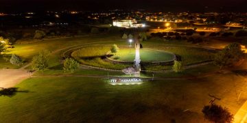 Όμορφες νυχτερινές εικόνες από την πινακίδα ΠΤΟΛΕΜΑΪΔΑ στο πάρκο εκτάκτων αναγκών