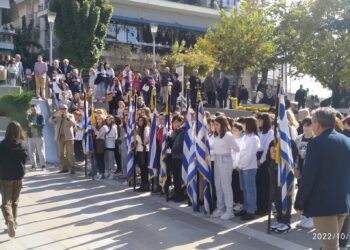 Κοζάνη: Απότιση φόρου τιμής από μαθητές στην κεντρική πλατεία, ενόψει του εορτασμού για την Εθνική Επέτειο της 28ης Οκτωβρίου