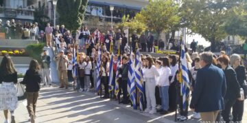Κοζάνη: Απότιση φόρου τιμής από μαθητές στην κεντρική πλατεία, ενόψει του εορτασμού για την Εθνική Επέτειο της 28ης Οκτωβρίου