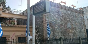 Επίκαιρες εικόνες με τη Γαλανόλευκη ΣΗΜΑΙΑ να “πρωταγωνιστεί”, ενόψει της 28ης Οκτωβρίου ! (της Κούλας Πουλασιχίδου)