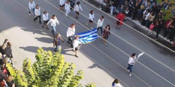 Πτολεμαΐδα: Θερμό χειροκρότημα στη μαθητική παρέλαση για την επέτειο του “ΟΧΙ”- Οι πρώτες εικόνες και βίντεο