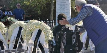 Ράγισαν καρδιές στο ετήσιο μνημόσυνο των αδικοχαμένων οπαδών του ΠΑΟΚ στα Τέμπη (φωτο)
