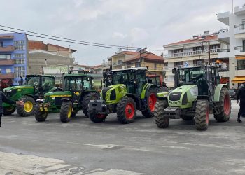 Αγρότες από Εορδαία – Αμύνταιο κατέβασαν τρακτέρ στο κέντρο του Αμυνταίου