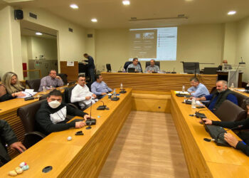 Ώρα …Ακρινής στο Δημοτικό Συμβούλιο Κοζάνης, στο δρόμο προς το “άτυπο” δημοψήφισμα: “Σχέδιο ή μετεγκατάσταση”-VIDEO