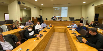 Ώρα …Ακρινής στο Δημοτικό Συμβούλιο Κοζάνης, στο δρόμο προς το “άτυπο” δημοψήφισμα: “Σχέδιο ή μετεγκατάσταση”-VIDEO