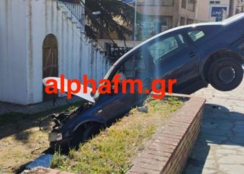 Καστοριά: Αυτοκίνητο έπεσε πάνω σε παιδικό σταθμό (Βίντεο)