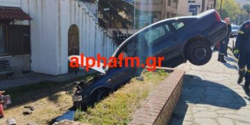 Καστοριά: Αυτοκίνητο έπεσε πάνω σε παιδικό σταθμό (Βίντεο)