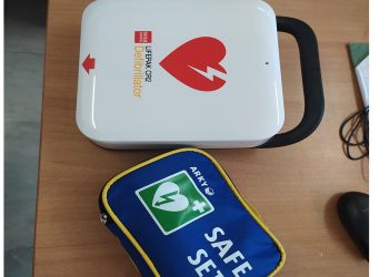 Τα δύο πρώτα σχολεία στην Κοζάνη (δημοτικό & νηπιαγωγείο) που απέκτησαν απινιδωτή