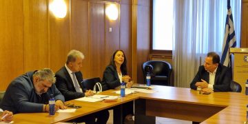 Γιατί αποχώρησε ο Υπουργός Αγροτικής Ανάπτυξης από τη συνάντηση με τους μηλοπαραγωγούς- Καλλιόπη Βέττα: «Θεσμική απρέπεια, πρέπει να δώσει λύση στο πρόβλημα»