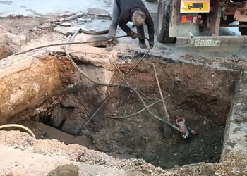 Συνεχίζονται με εντατικούς ρυθμούς από τα συνεργεία της ΔΕΤΗΠ ,  οι εργασίες για την αποκατάσταση βλάβης , λόγω διαρροής , στη συμβολή των Οδών Κωνσταντινουπόλεως και Δήμητρας (της Κούλας Πουλασιχίδου)