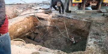 Συνεχίζονται με εντατικούς ρυθμούς από τα συνεργεία της ΔΕΤΗΠ ,  οι εργασίες για την αποκατάσταση βλάβης , λόγω διαρροής , στη συμβολή των Οδών Κωνσταντινουπόλεως και Δήμητρας (της Κούλας Πουλασιχίδου)