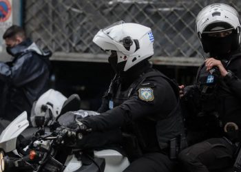 Ελεύθεροι υπό όρους οι δύο αστυνομικοί που κατηγορούνται για τον βιασμό 19χρονης στο ΑΤ Ομόνοιας