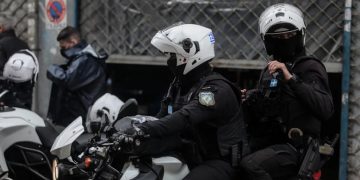 Ελεύθεροι υπό όρους οι δύο αστυνομικοί που κατηγορούνται για τον βιασμό 19χρονης στο ΑΤ Ομόνοιας