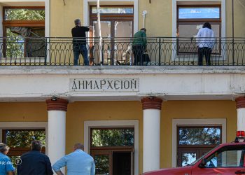 Άρχισαν εντατικά οι εργασίες αποκατάστασης του Δημαρχείου Σερβίων (φωτο)