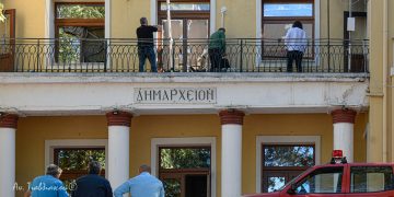 Άρχισαν εντατικά οι εργασίες αποκατάστασης του Δημαρχείου Σερβίων (φωτο)