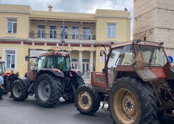 Τα τρακτέρ του Δρεπάνου έξω από το Δημαρχείο Κοζάνης- Ένταση με το Δήμαρχο για την μίσθωση εκτάσεων που προορίζεται για επένδυση υδροπονίας- «Θα το κάνουμε Κιλελέρ»(Φώτο&Video)