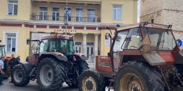 Τα τρακτέρ του Δρεπάνου έξω από το Δημαρχείο Κοζάνης- Ένταση με το Δήμαρχο για την μίσθωση εκτάσεων που προορίζεται για επένδυση υδροπονίας- «Θα το κάνουμε Κιλελέρ»(Φώτο&Video)