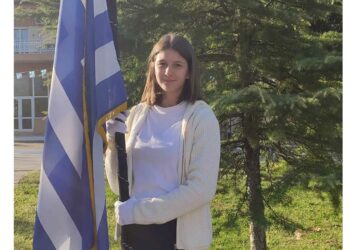 Συγκινητική στιγμή στην παρέλαση στην Ασβεστόπετρα- Σημαιοφόρος η Έλενα που σε ηλικία 2 ετών “νίκησε” τον καρκίνο (φώτο-βίντεο)