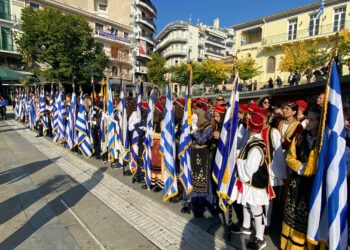 Η επιμνημόσυνη δέηση και οι καταθέσεις στεφάνων στο μνημείο ηρώων την κεντρικής πλατείας Κοζάνης
