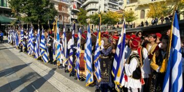 Η επιμνημόσυνη δέηση και οι καταθέσεις στεφάνων στο μνημείο ηρώων την κεντρικής πλατείας Κοζάνης