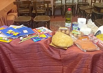 Ο Φιλοπρόοδος Σύλλογος Κοζάνης παρέδωσε γραφική ύλη σε παιδιά και τρόφιμα στις οικογένειές τους