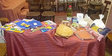 Ο Φιλοπρόοδος Σύλλογος Κοζάνης παρέδωσε γραφική ύλη σε παιδιά και τρόφιμα στις οικογένειές τους