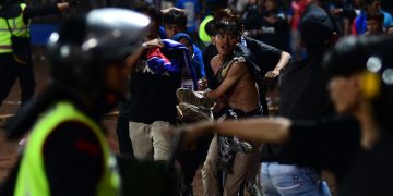 Τραγωδία στην Ινδονησία: Στους 130 οι νεκροί και 180 οι τραυματίες από τα σοβαρά επεισόδια μετά από ποδοσφαιρικό αγώνα