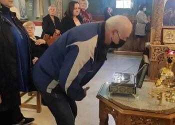 Κοζάνη: Κοσμοσυρροή πιστών για να προσκυνήσουν την «παντόφλα» του Αγίου Σπυρίδωνα