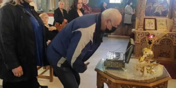 Κοζάνη: Κοσμοσυρροή πιστών για να προσκυνήσουν την «παντόφλα» του Αγίου Σπυρίδωνα