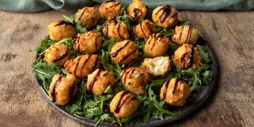 Γρήγοροι λουκουμάδες με φέτα – Του Άκη Πετρετζίκη