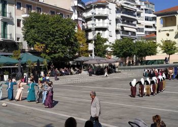 Με επιτυχία η χορευτική εκδήλωση που διοργάνωσε ο Σύλλογος Μικρασιατών Κοζάνης στην πλατεία της Κοζάνης (φώτο-βίντεο)